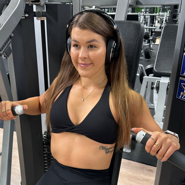 skyline-necklace-gym-lifestyle-worn-ever-jewellery