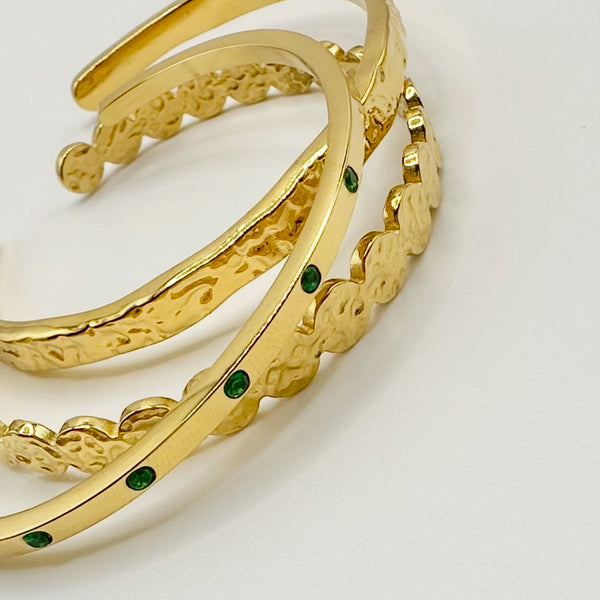 playmaker-cuff-emerald-gold-close-up-ever-jewellery