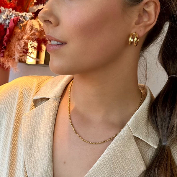 perform-gold-necklace-lifestyle-profile-worn-ever-jewellery