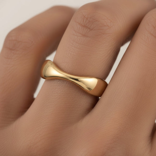 point-break-ring-smooth-contoured-gold-ever-jewellery
